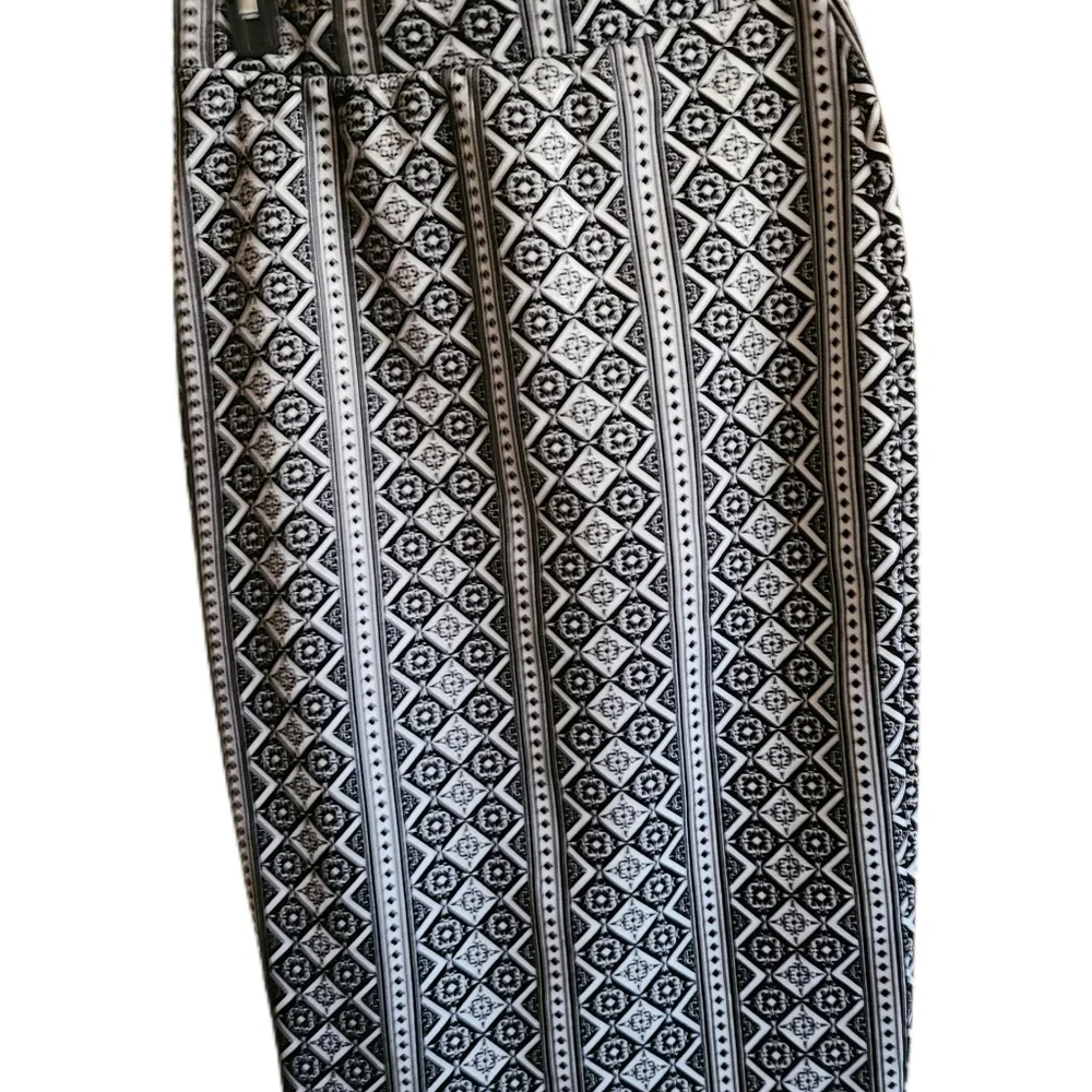 Iris Basic Pattern Pencil Skirt Size Large NWT - Picture 2 of 5
